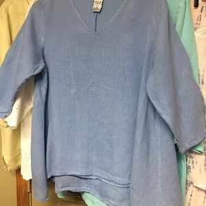 Match Point light blue linen tunic